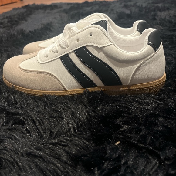 Women White and Black Sneakers - Picture 2 of 4